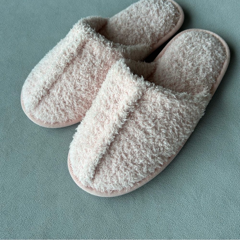Fuzzy Pink Slippers ~ Women’s Size Medium